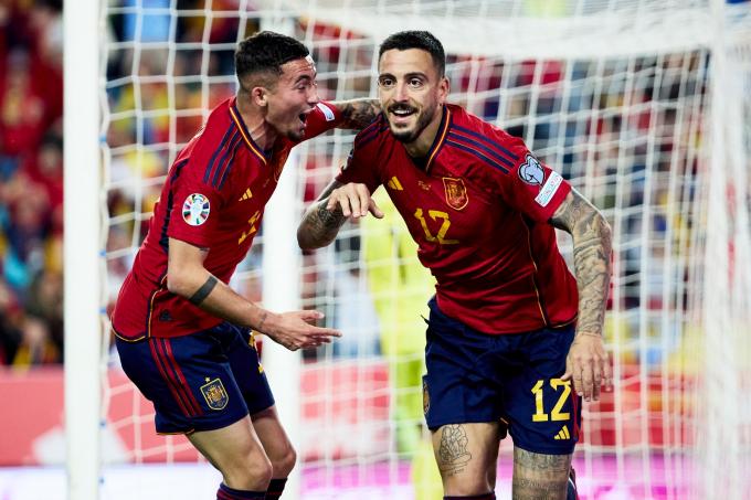 Joselu, celebrando con Yeremi Pino su primer gol con España (Foto: SEFutbol).