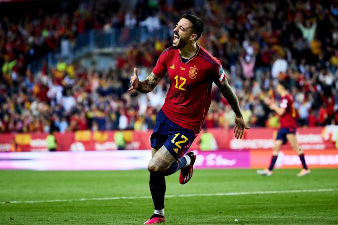 Joselu celebrando uno de sus goles en su debut con España (Foto: SEFutbol).