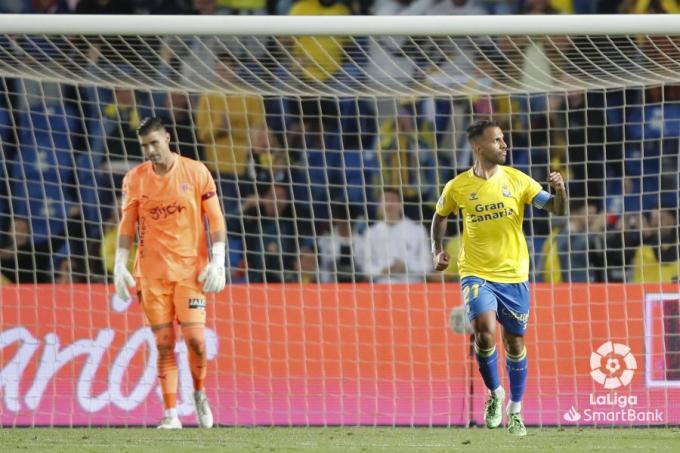 Pichu Cuéllar lamenta el gol de penalti de Jonathan Viera (Foto: LaLiga).