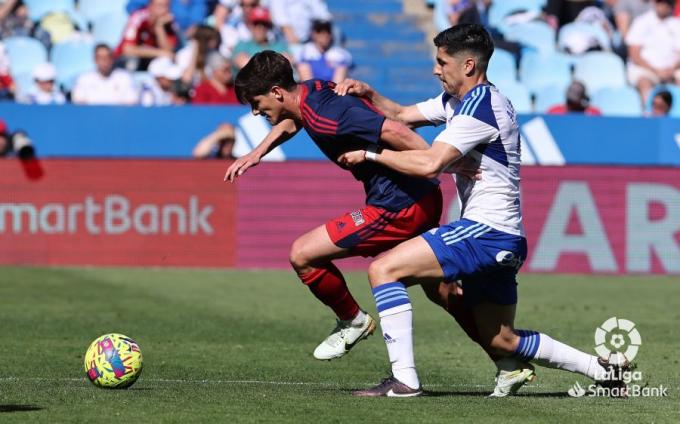 Tomás Alarcón intenta recuperar el balón en el Real Zaragoza - Albacete (Foto: LaLiga).
