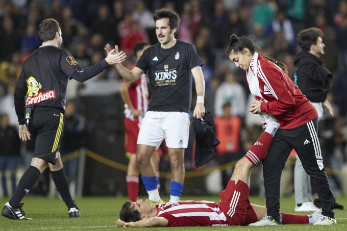 Espe, ayudando a uno de los futbolistas de Aniquiladores FC después de la final de la Kings League. (Cordon Press)