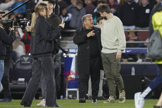 Gerard Piqué junto a Joan Laporta durante en el Camp Nou. (Cordon Press)