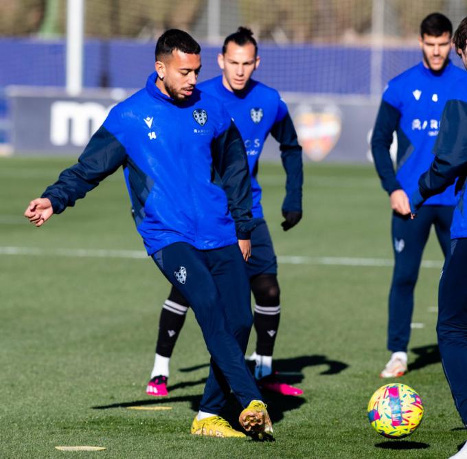 Vezo regresa al entrenamiento con el Levante en la Ciudad Deportiva de Buñol.