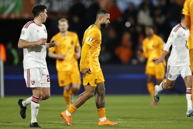 Memphis Depay se echa la mano al muslo en el Gibraltar-Países Bajos (Foto: Cordon Press).