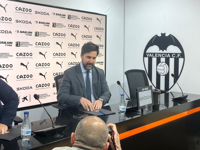 Javier Solís comparece en rueda de prensa.