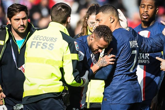 Neymar, después de producirse su lesión con el PSG. (Cordon Press)