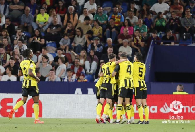 Los jugadores del Real Zaragoza celebran el gol de Bermejo (Foto: LaLiga).