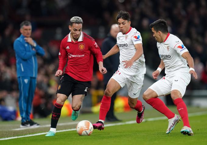 Óliver Torres, ante el United (Foto: Cordon Press).