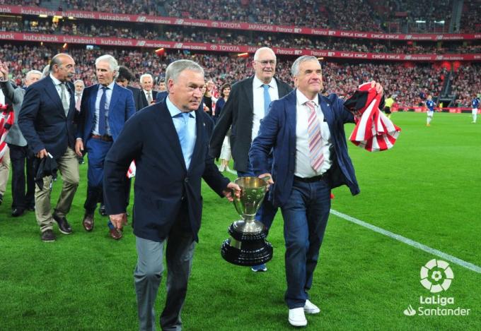 Dani y los campeones de Javier Clemente, en el césped de San Mamés (Foto: Athletic Club).