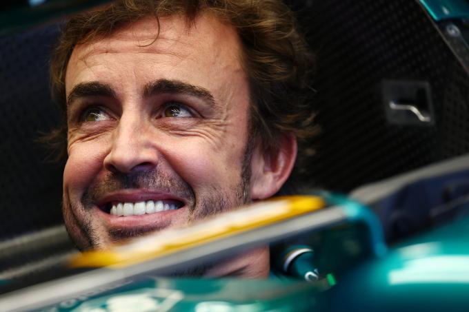 Fernando Alonso, sonriente en su Aston Martin (Foto: Cordon Press)