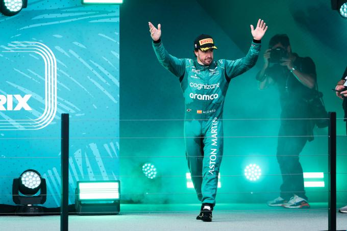 Fernando Alonso entra en el podio de Miami (Foto: Cordon Press)