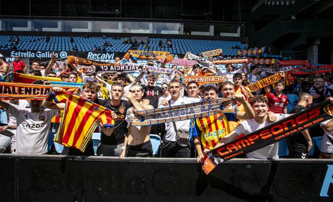 La afición del Valencia acompaña al equipo en Balaídos (Foto: VCF)