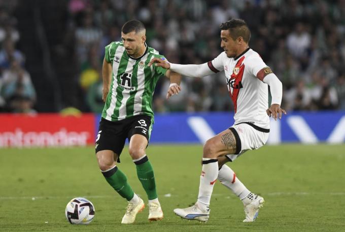 Guido Rodríguez con la pelota (Foto: Kiko Hurtado)