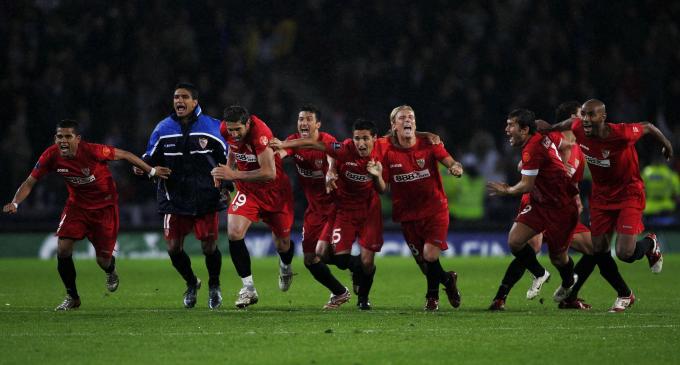Los jugadores del Sevilla, en la final de Glasgow de 2007 (Foto: Cordon Press).