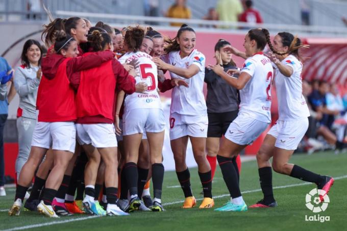 Las futbolistas del Sevilla Femenino celebran un gol.