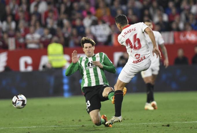 La entrada de Miranda sobre Jesús Navas (Foto: Kiko Hurtado).