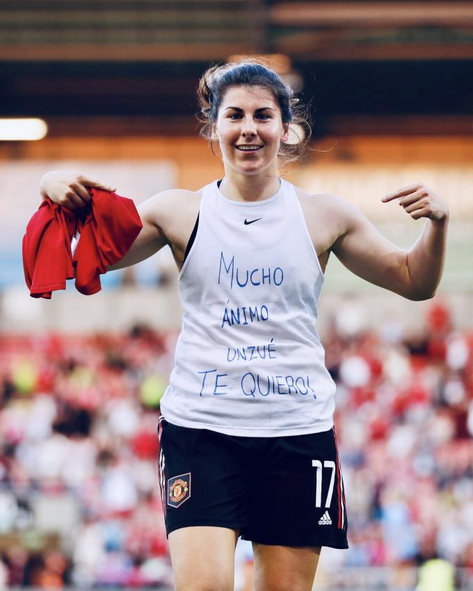 El gesto de Lucía García para con Marta Unzué en el derbi de Manchester (Foto: M. United).