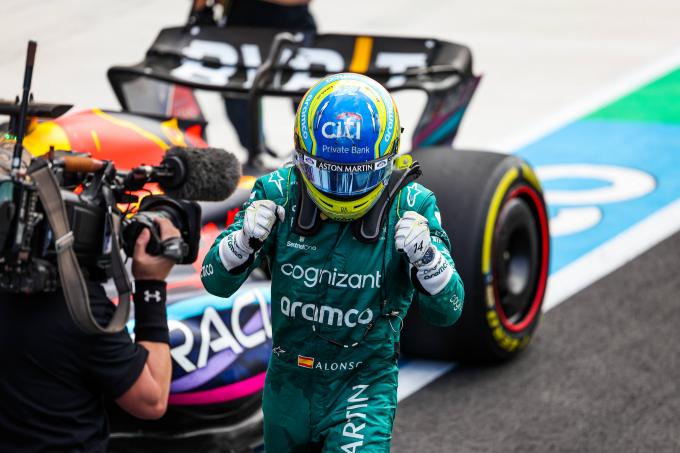 Fernando Alonso, celebrando su podio en Miami. (Cordon Press)