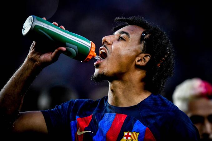 Jules Koundé bebe agua en un partido del Barcelona (Foto: Cordon Press).