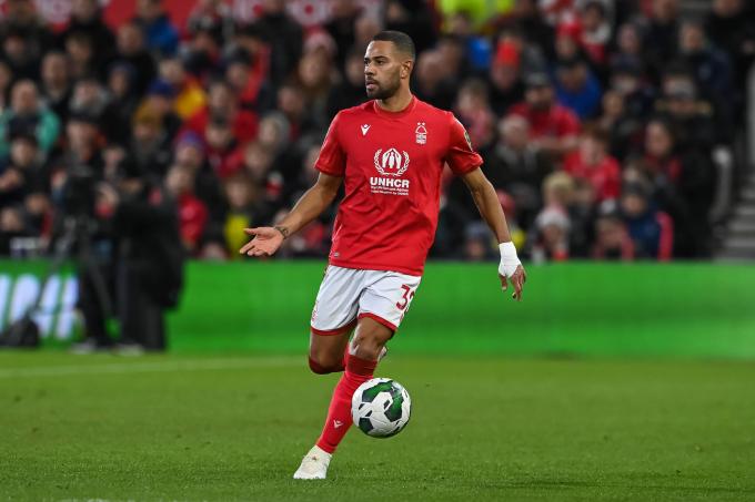 Renan Lodi, con la elástica del Nottingham Forest (Foto: Cordon Press).