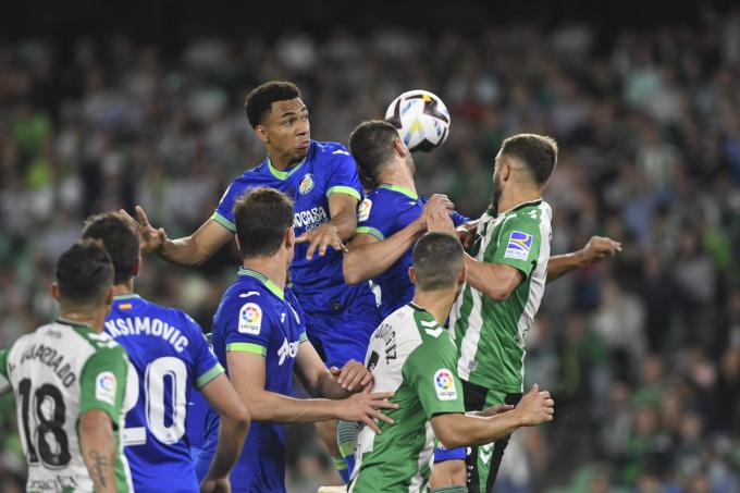 Pezzella, que acabaría expulsado, lucha por un balón aéreo entre con dos contrarios (Foto: Kiko Hurtado).