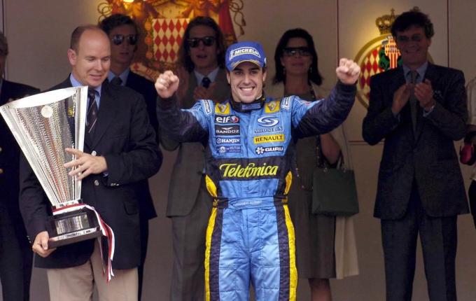 Fernando Alonso celebra su victoria en el GP de Mónaco en 2006 (Foto: Cordon Press)