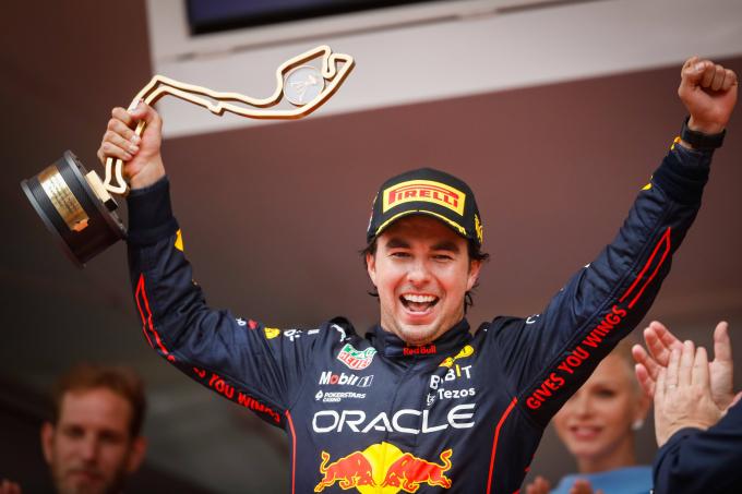 'Chéco Pérez levanta el trofeo de ganador del GP de Mónaco (Foto: Cordon Press)