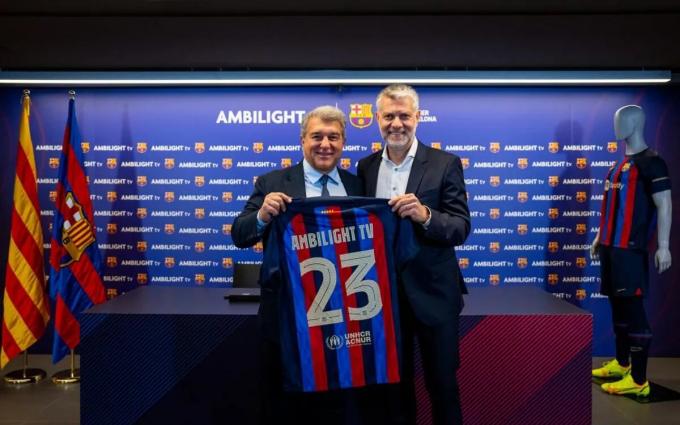 Joan Laporta posa con Kostas Vouzas por el nuevo patrocinio de Ambilight TV (Foto: FC Barcelona)