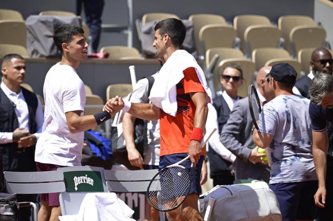 Novak Djokovic saluda a Carlos Alcaraz antes de Roland Garros (Foto: Cordon Press).