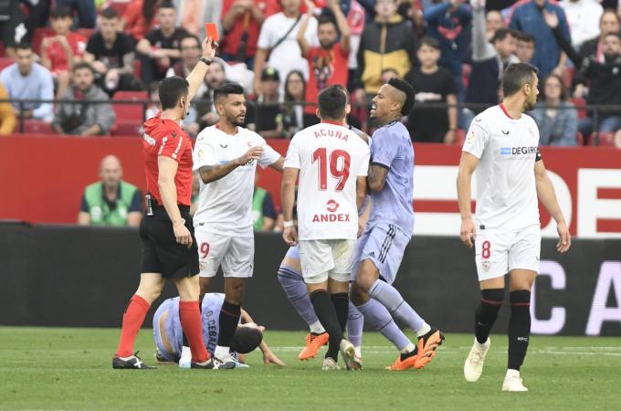 Acuña, expulsado ante el Real Madrid (Foto: Kiko Hurtado).