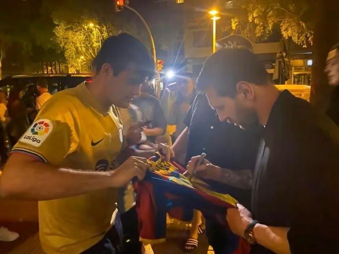 Messi demuestra su amor por el Barça: firma la camiseta blaugrana de un aficionado a la salida de