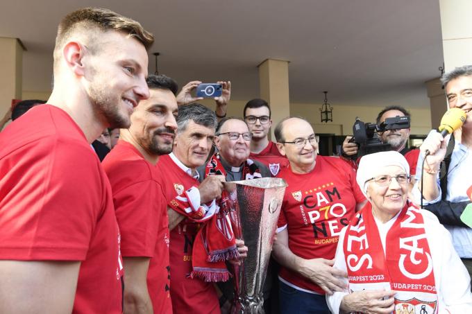 El Sevilla celebra la séptima Europa League en las Hermanitas de los Pobres (Foto: Kiko Hurtado).