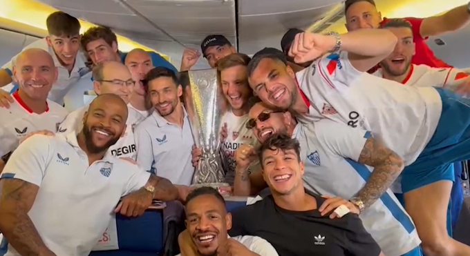 La plantilla del Sevilla celebrando el título en el avión.
