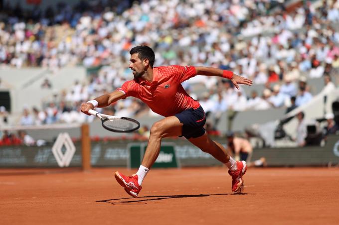 Novak Djokovic golpea la pelota ante Davidovich (Foto: Cordon Press).