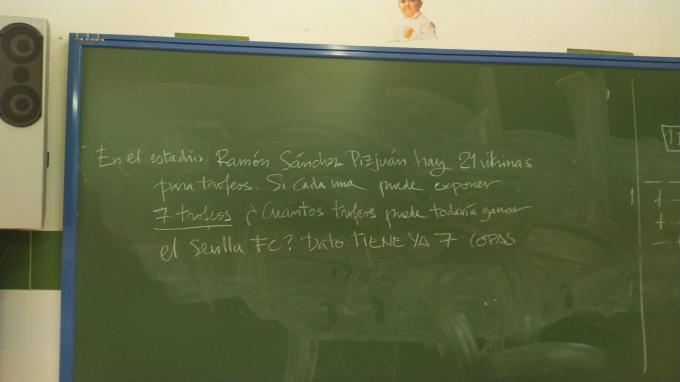 Un profesor enseña las ecuaciones a sus alumnos con la Europa League del Sevilla: 