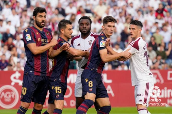 Iborra, Postigo y Pepelu defienden un balón parado en el Albacete - Levante (Foto: LaLiga).