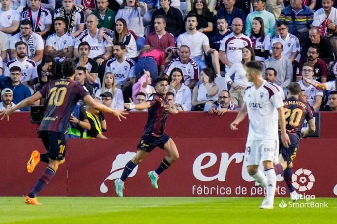 Ruger Brugué celebra su gol en el Albacete - Levante (Foto: LaLiga).
