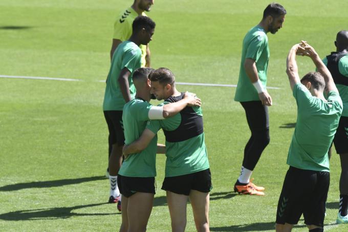 Joaquín Sánchez se abraza con Martín Montoya (foto: Kiko Hurtado).