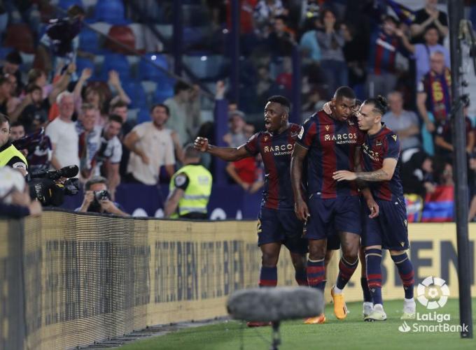 Wesley celebra con sus compañeros el gol ante el Oviedo en el Ciutat. (Foto: LaLiga)