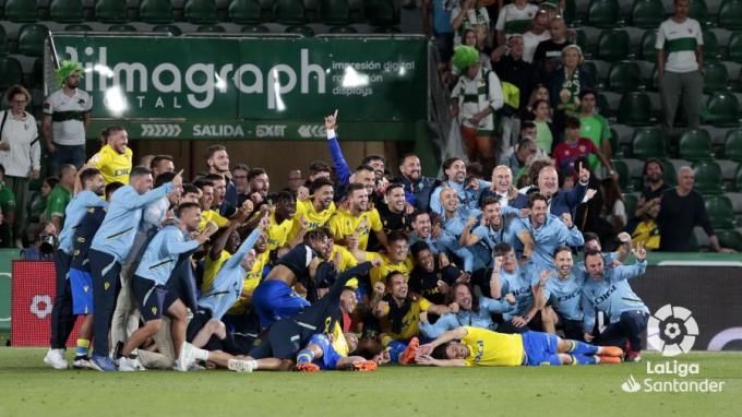 El Cádiz celebra la salvación en el Martínez Valero (Foto: LaLiga).