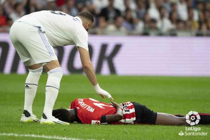 Nico Williams tendido en el suelo en el Bernabéu tras un fuerte choque aéreo con Militao (Foto: LaLiga).