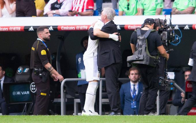 Abrazo entre Carlo Ancelotti y Karim Benzema (Foto: Cordon Press).