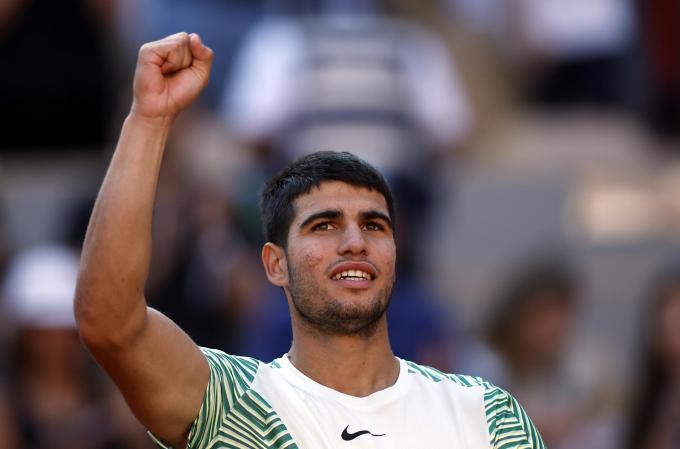 Carlos Alcaraz celebra su victoria en Roland Garros (FOTO: EFE).