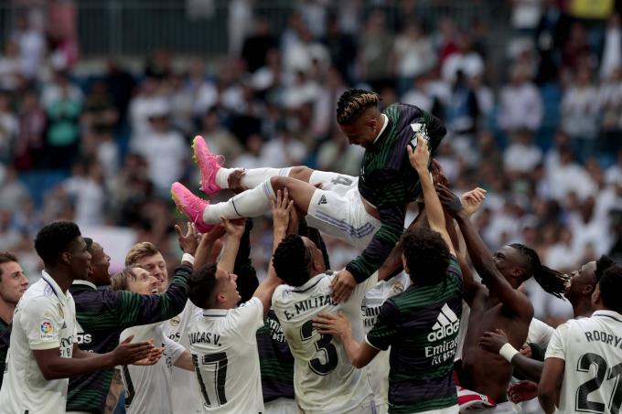 Mariano, manteado en su despedida del Real Madrid (Foto: Cordon Press).