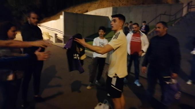 Fresneda regala camisetas y botas a los aficionados tras el descenso del Real Valladolid.