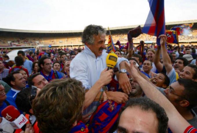 Manolo Preciado celebra junto a equipo y afición el ascenso del Levante.