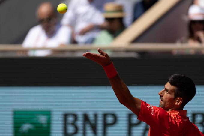 Novak Djokovic realiza un saque en Roland Garros (Foto: Cordon Press)