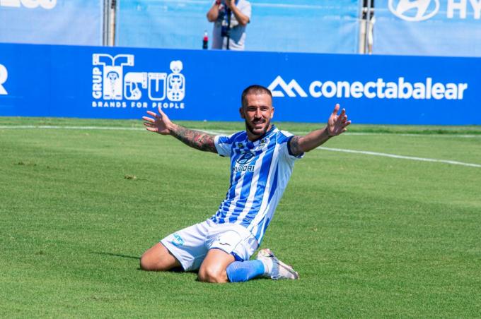 Dioni Villalba celebra un gol en el Atlético Baleares.
