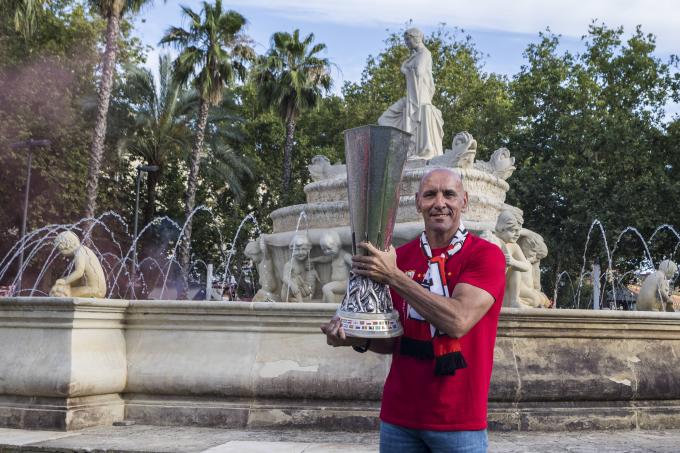 Monchi posa con la Séptima Europa League del Sevilla. (Cordon Press)
