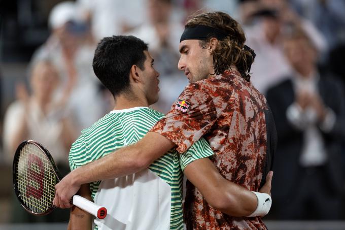 Stefanos Tsitsipas y Carlos Alcaraz, al terminar el partido en Roland Garros (Foto: cordon press)